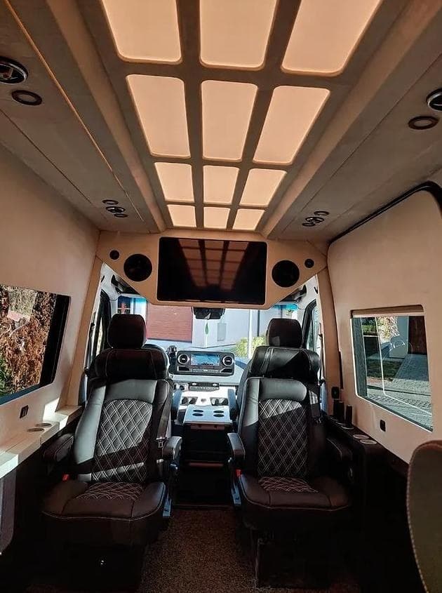 Dubinsko čišćenje enterijera: Mercedes Sprinter VIP (Malak Regency)
